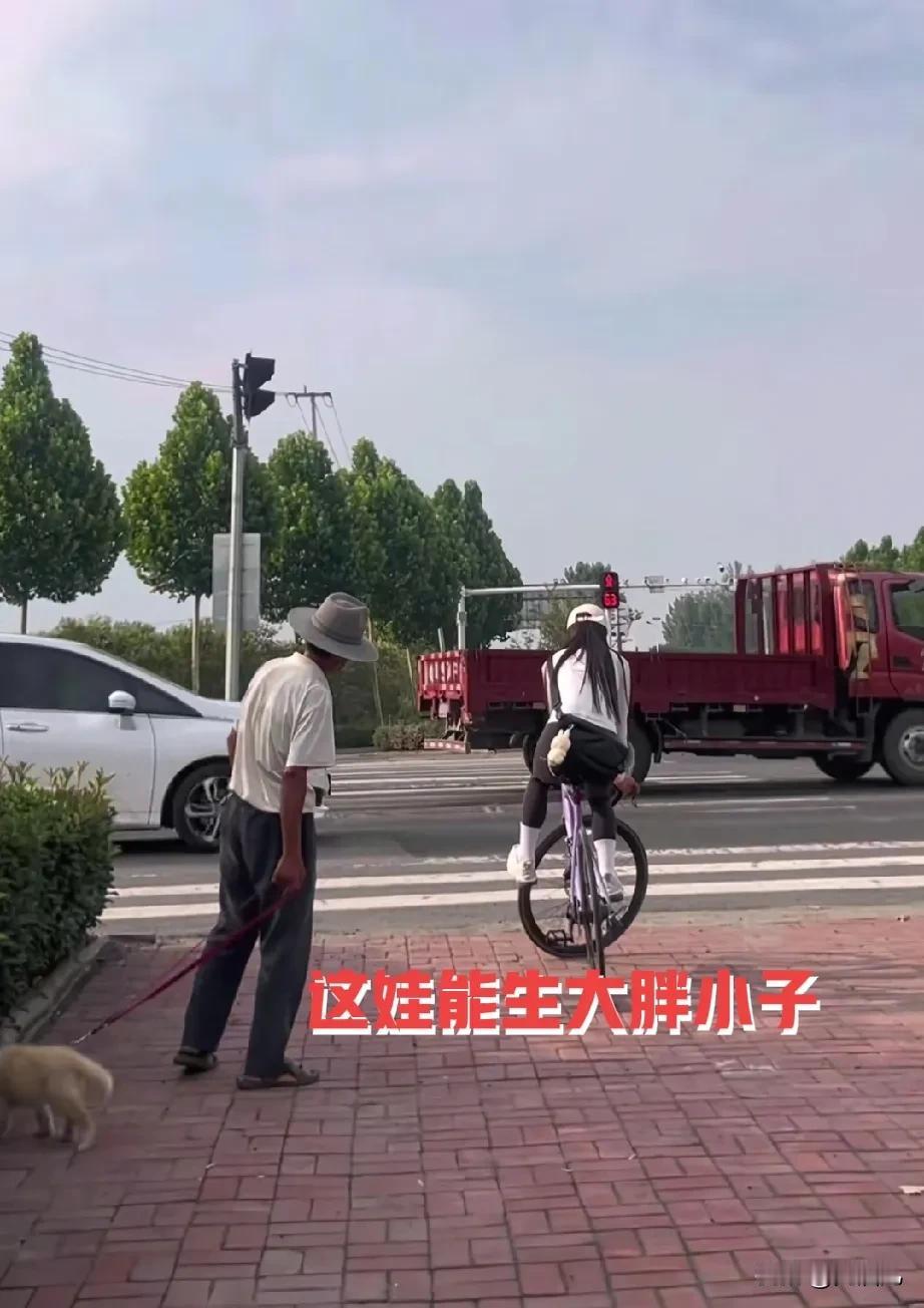 骑行小姐姐等红灯，表演自行车站立，引关注点赞17万。电动车男子眼睛直了拖鞋也掉了