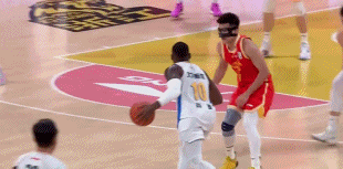 真疼！今晚进行的CBA常规赛中，广厦男篮主场经过四节苦战，以77-74力克北京男