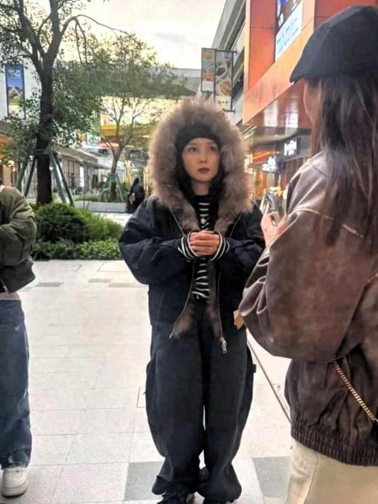 谁懂啊！39岁何洁长沙逛超市被拍，这状态也太真实了！穿个休闲装扎着马尾，没