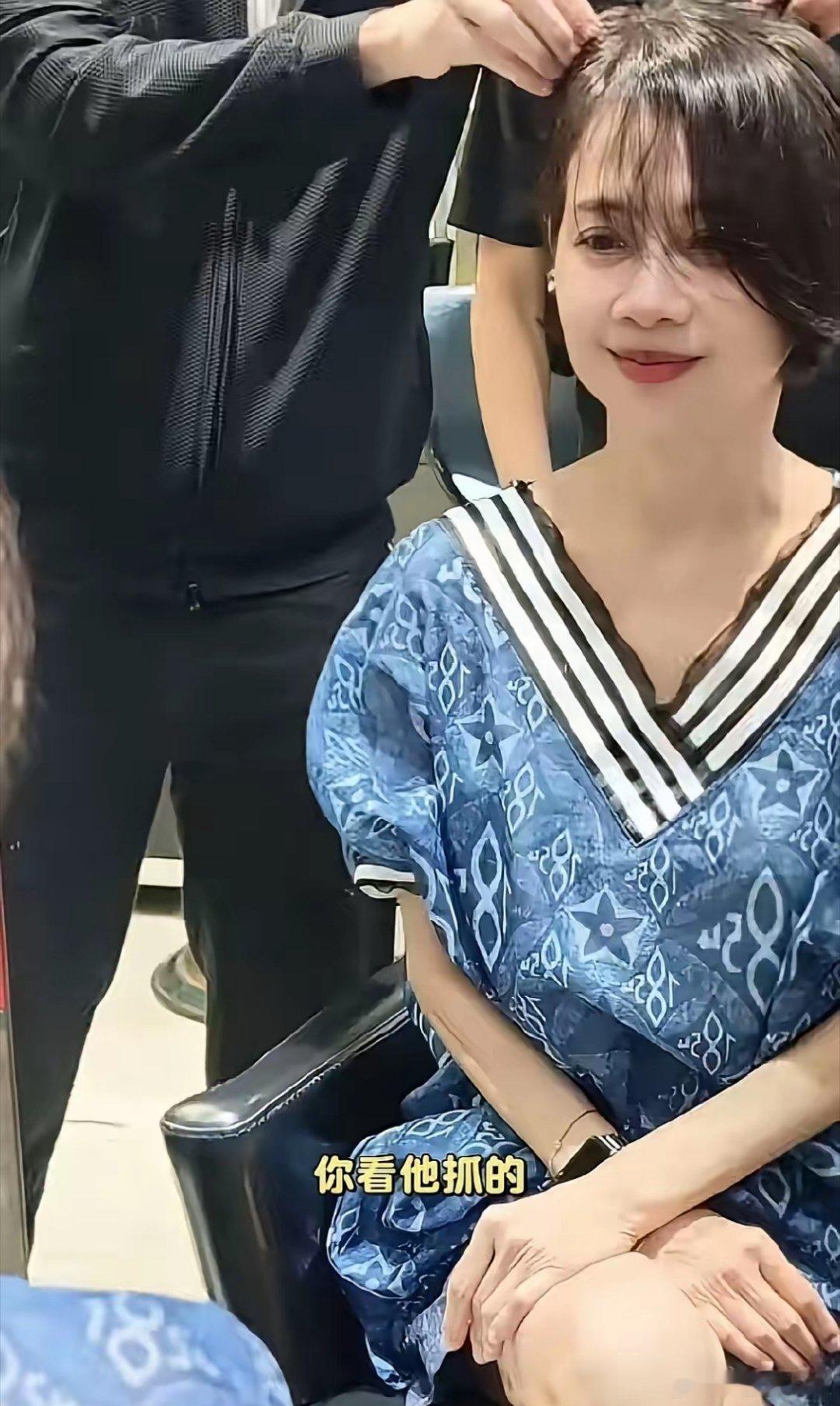 陈松伶只是剪了个短发，老公张铎就看呆了！因为短发的她重回颜值巅峰，特别是那个侧颜