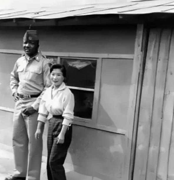 1953年，韩国汉城的一个民宅内，一个黑人美军，在接受了韩国女人的服务后，走出了