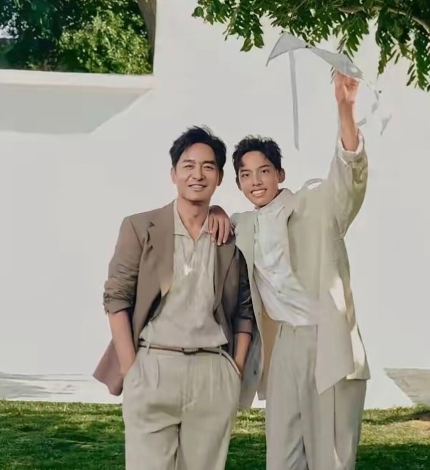 郭晓冬⁠带儿子一‎起拍杂志，父子俩穿⁠‌‎米色西装，气质太好了，儿子比郭晓东还帅