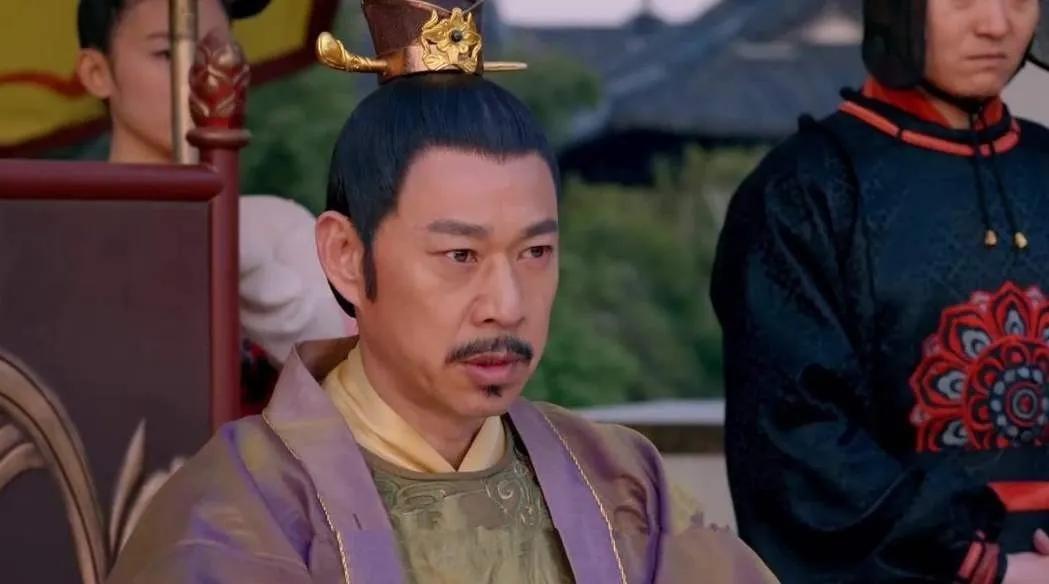 玄武门的血还没干，尉迟恭就带着一身甲胄去见了李渊。 不是报信，是逼宫。这话说