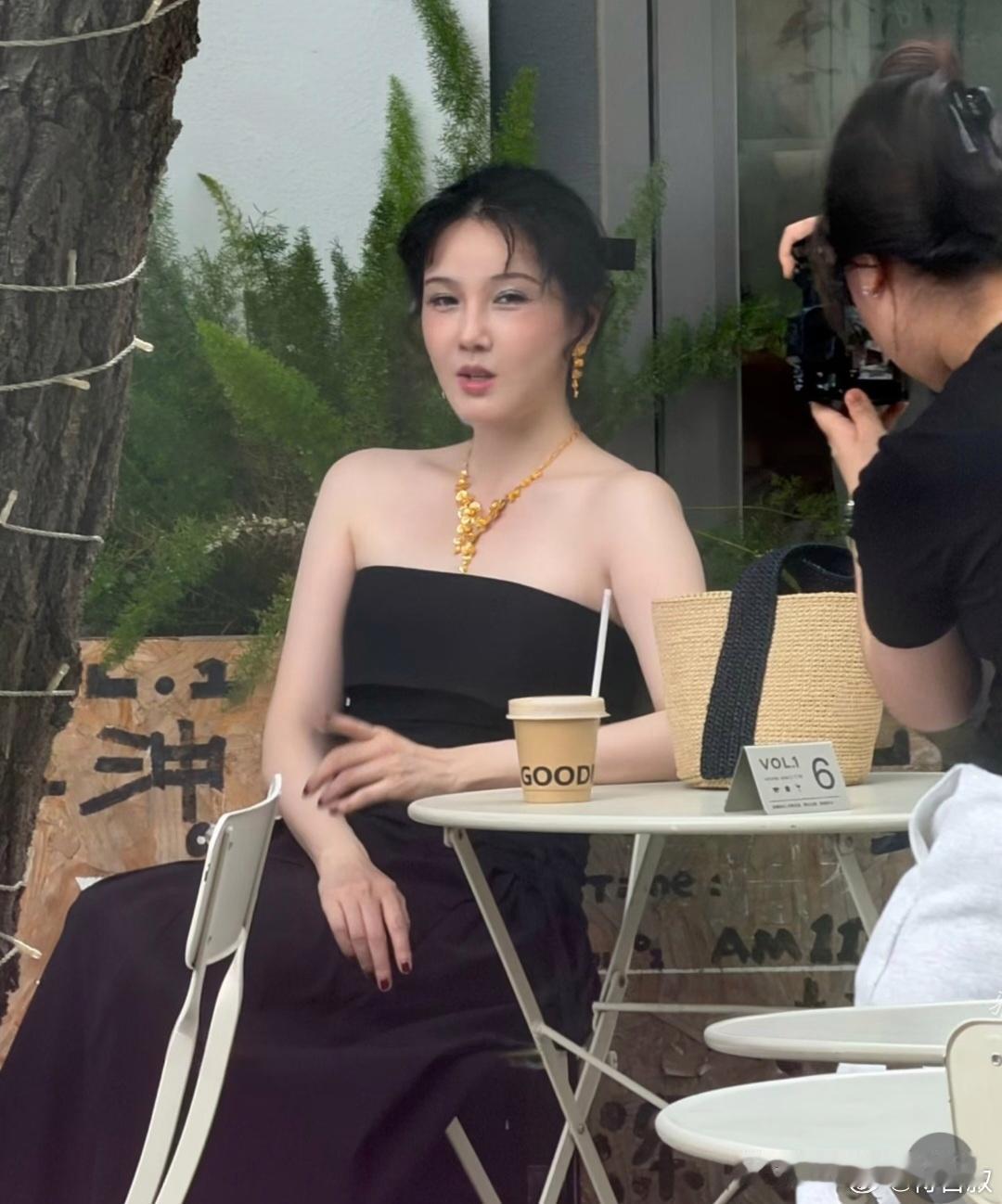 北京街头遇到陈小纭，真实的样子并没网上说的那么夸张能认出来她，她虽然不是天然美女