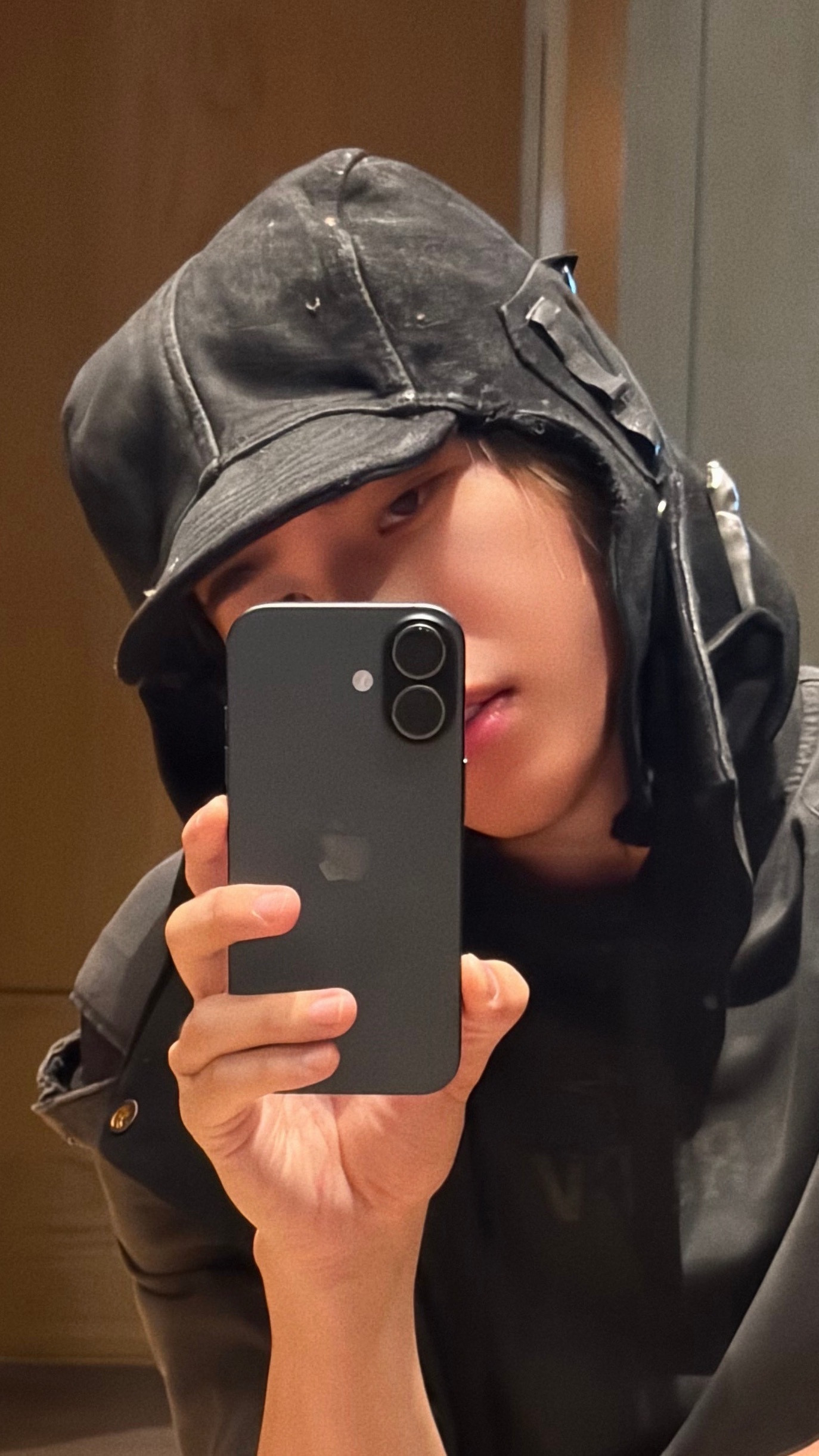 突然发现这部手机不是17pm了，坤坤自拍，难道会专门换成拍人像好看的手机全是细节