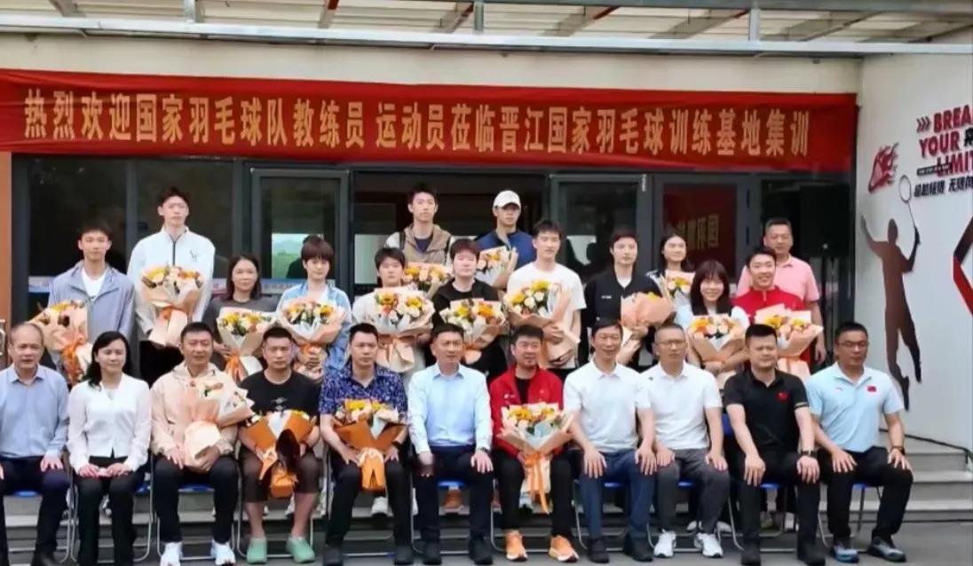 中国队在夺得2025苏迪曼杯冠军后，马不停蹄地返回晋江训练基地，为下周开始的泰国