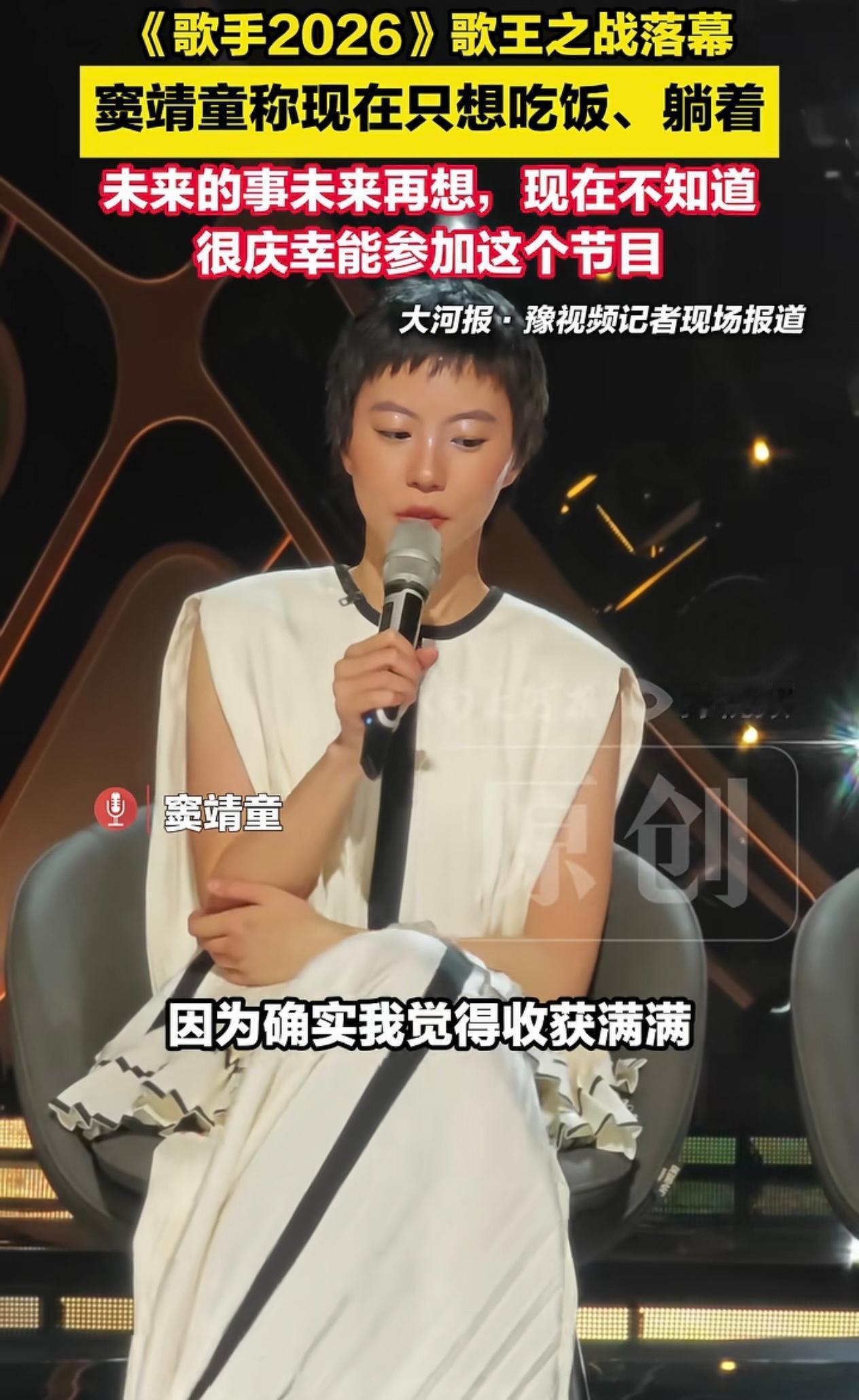 窦靖童的气质越发出众，脸型复刻了父亲年轻时的模样，眉眼神态又有着妈妈王菲的影子，