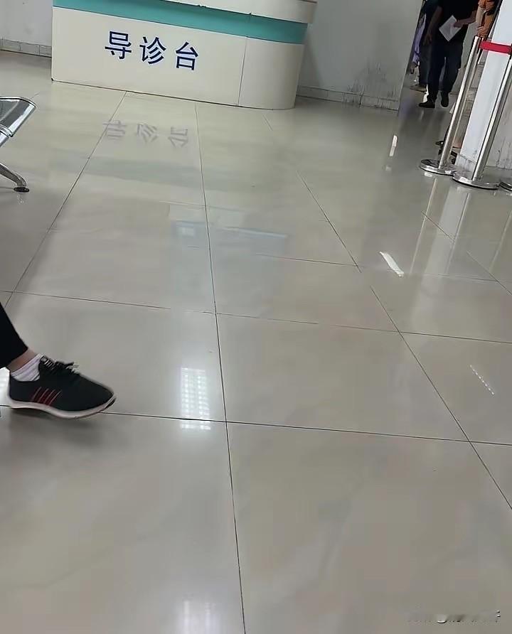 我想不通！一个82岁的老人家，清晨7点半就赶到医院排队，现场挂了号，结果枯坐到1