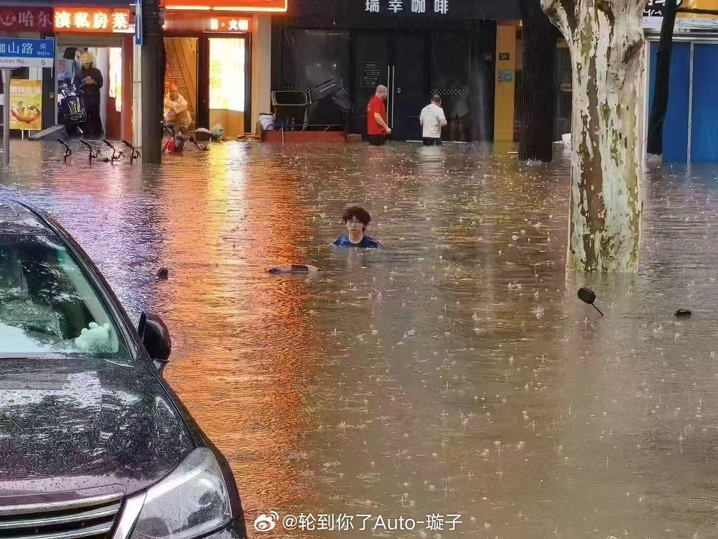 武大校门被淹一米深何止武大啊，今天的武汉人出门是这样的[笑着哭]武汉连发7条暴