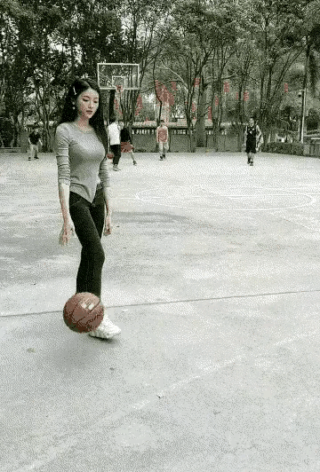 有一说一，这小姐姐的运球能力还是很可以的。