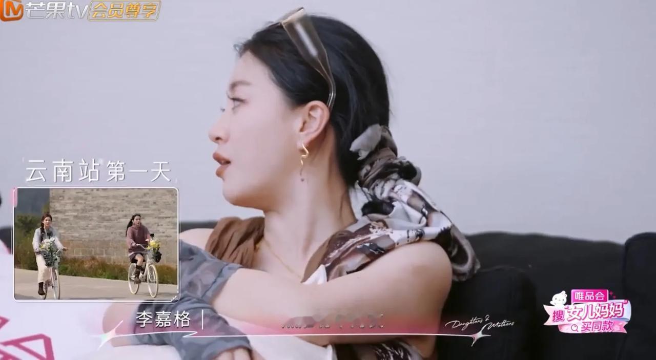 网友辣评李嘉格，黄圣依一起骑车，李嘉格像“路人”。节目里李嘉格和黄圣依