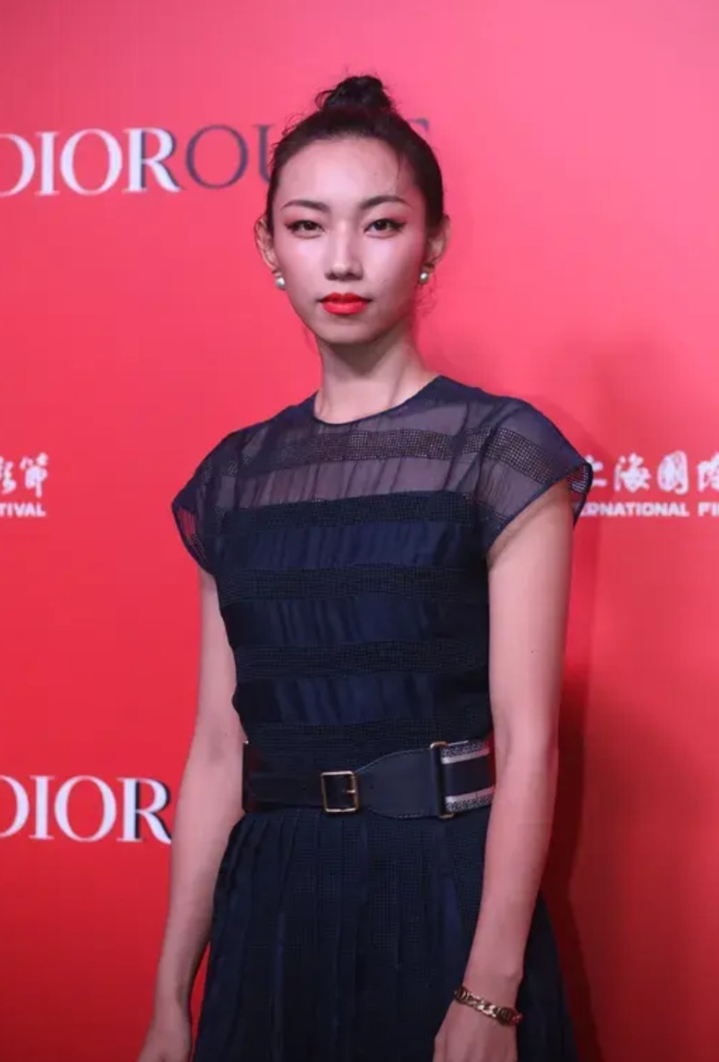 那尔那茜的父亲在北京工作，是电视台领导。其母亲毕业于上海戏剧学院蒙古班。那