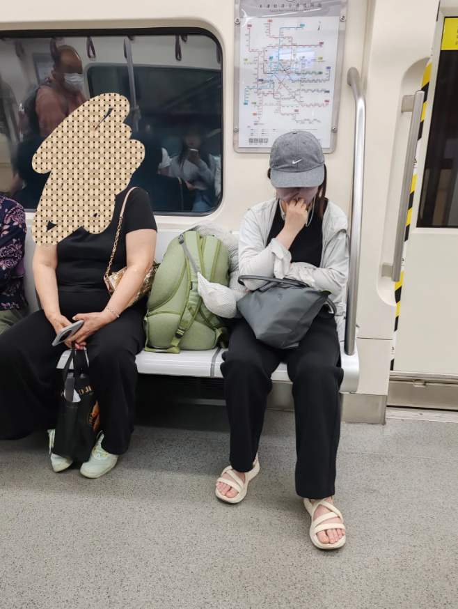 现在的孩子们呀真的不能说，真的有点自私啊！乘坐地铁去市里办事，在**站上来两个人