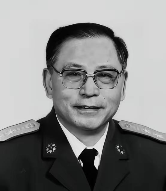 1950年，粟裕正在汇报工作，门突然被撞开。李克农冲进来，声音发颤：“粟裕同志，