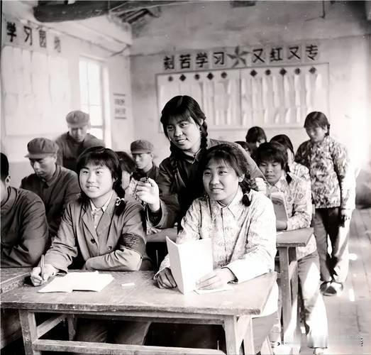 1978年，知青王鲁明调到中学当老师，批改学生作业时，忽然看到作业本中夹着一张