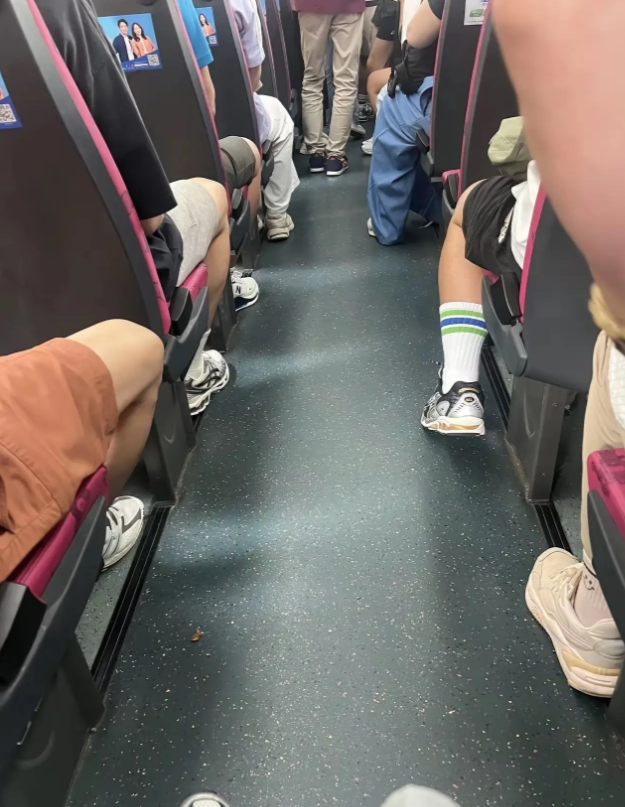 香港，一色的波鞋没有其他。