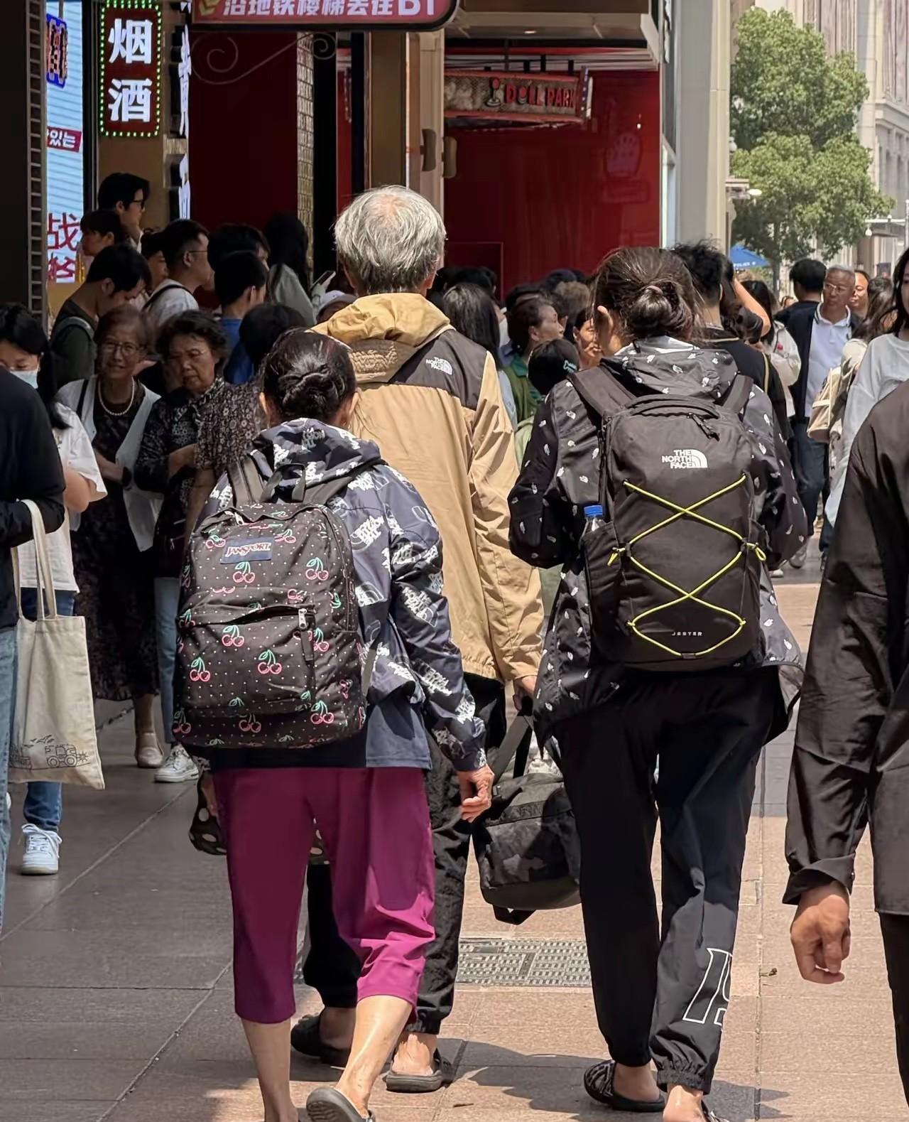 我们一家人像讨荒的乞丐？穿拖鞋就成乞丐了？这荒谬的指控让我哭笑不得。难道