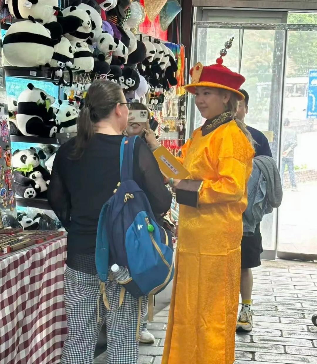 郑少秋女儿郑欣宜在北京旅游，他穿了皇帝的龙袍，看起来好可爱。[微笑]