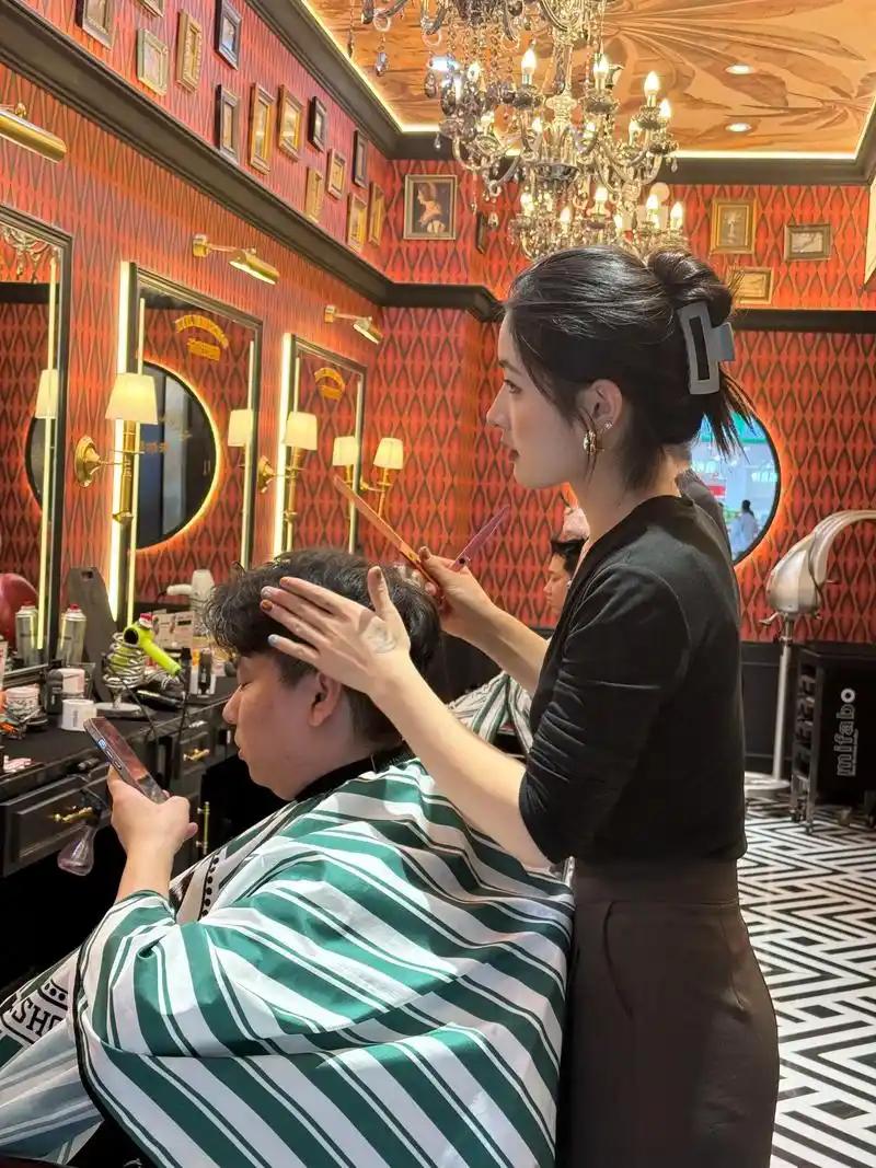男士理发60元很贵吗?年轻人不嫌贵、年纪大的会觉得贵