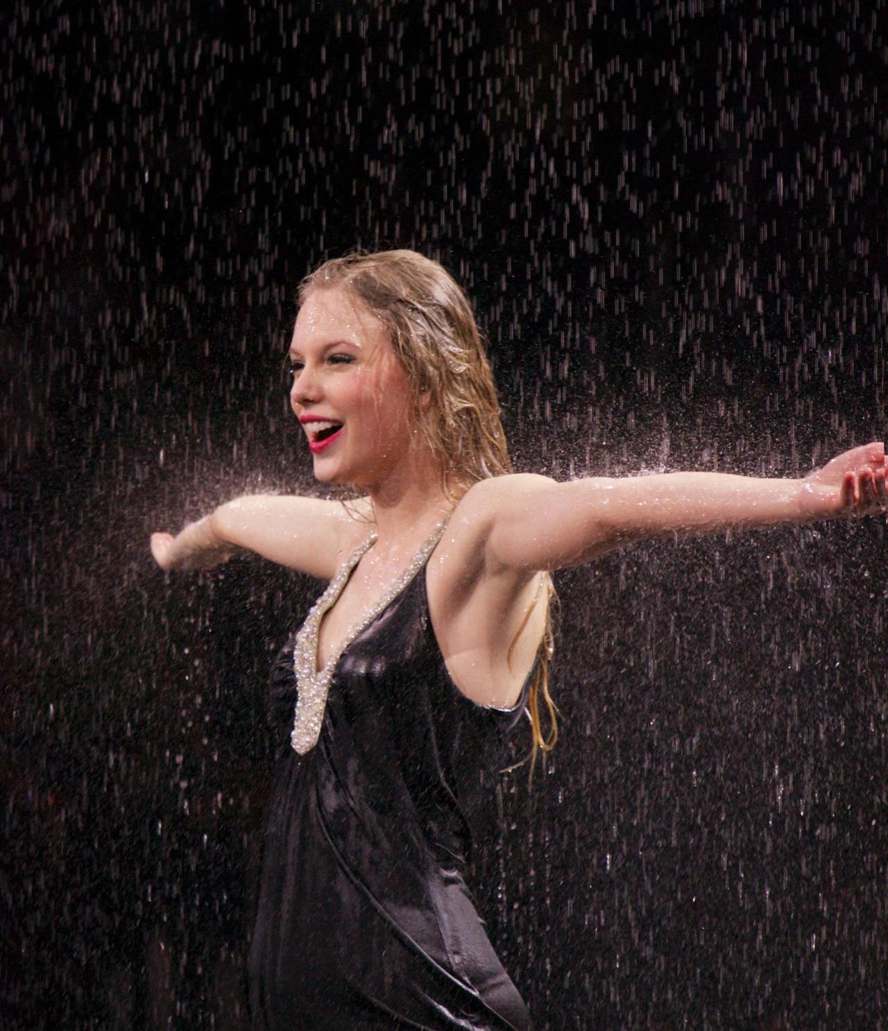 家人们谁懂啊！霉霉刚给500多个工作人员发了近2亿奖金，人均能分275万！这哪是