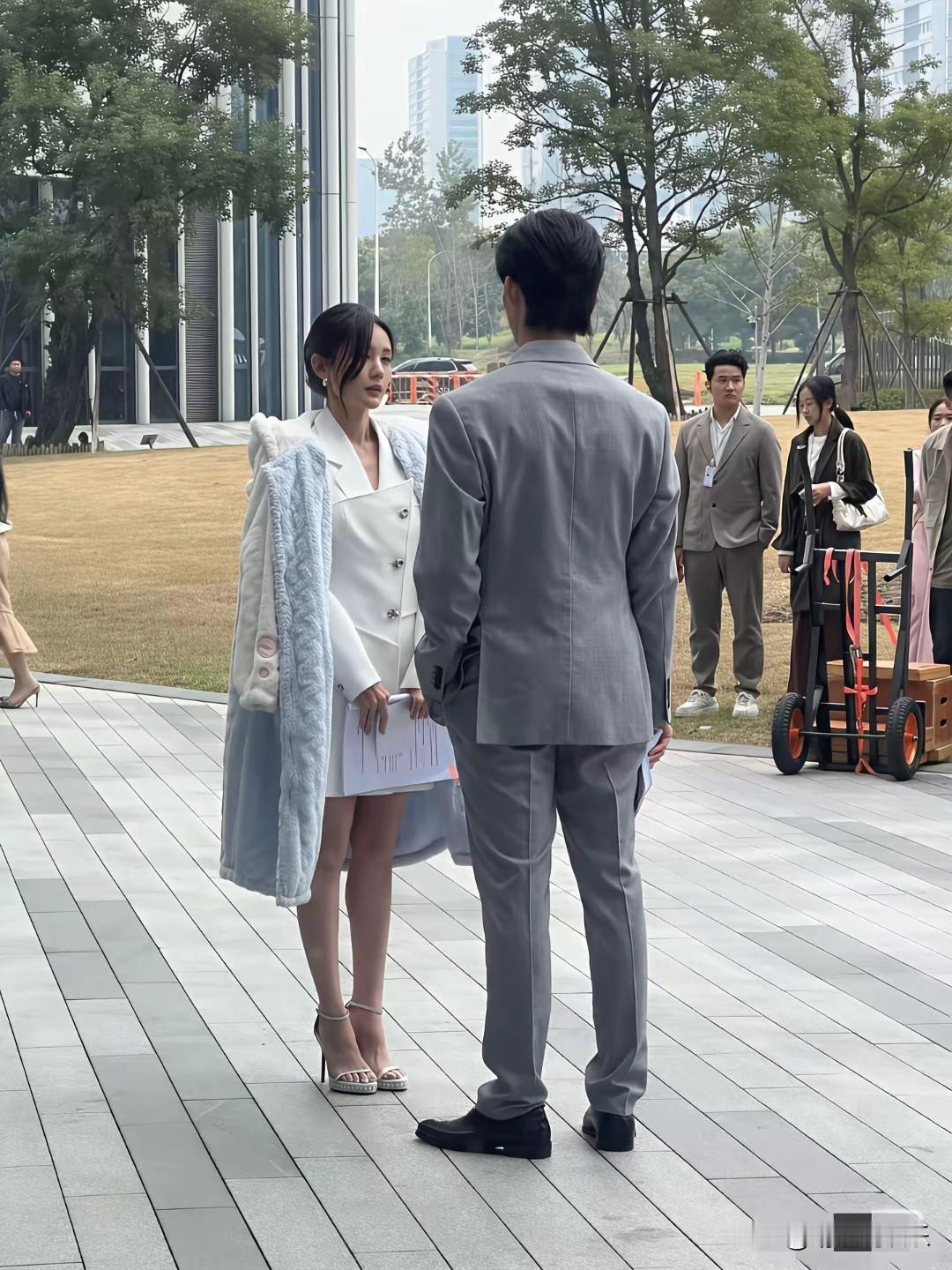 李一桐这身给我一种错觉，她这是去拍短剧了吗？身上的衣服看着好廉价啊！还没有