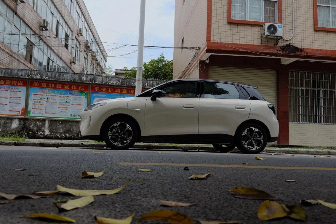 零跑C122026年9月上市，中大型增程SUV。车身长宽高4925×1945×
