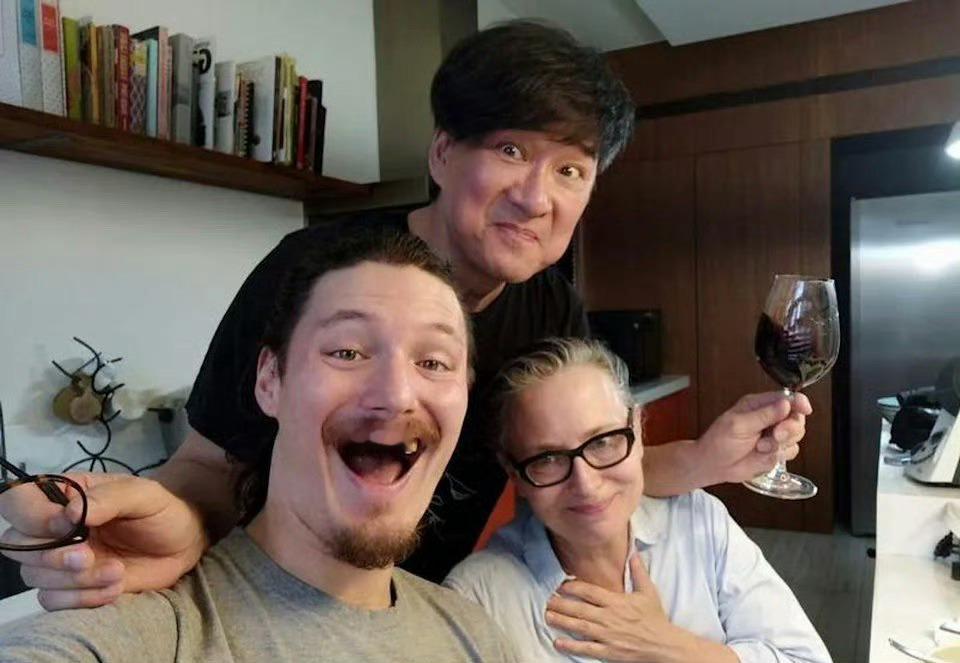 周华健儿子结婚先是关系结婚，我怎么感觉不像父子....像是哥俩呢[捂脸哭]（这是能