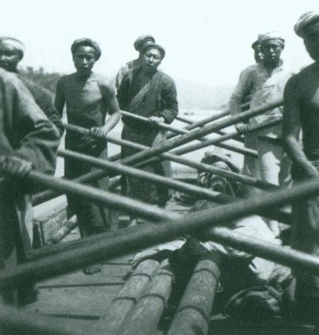 1952年，大凉山剿匪部队在一户彝族奴隶主家里，发现了一个衣衫褴褛、形容枯槁的汉