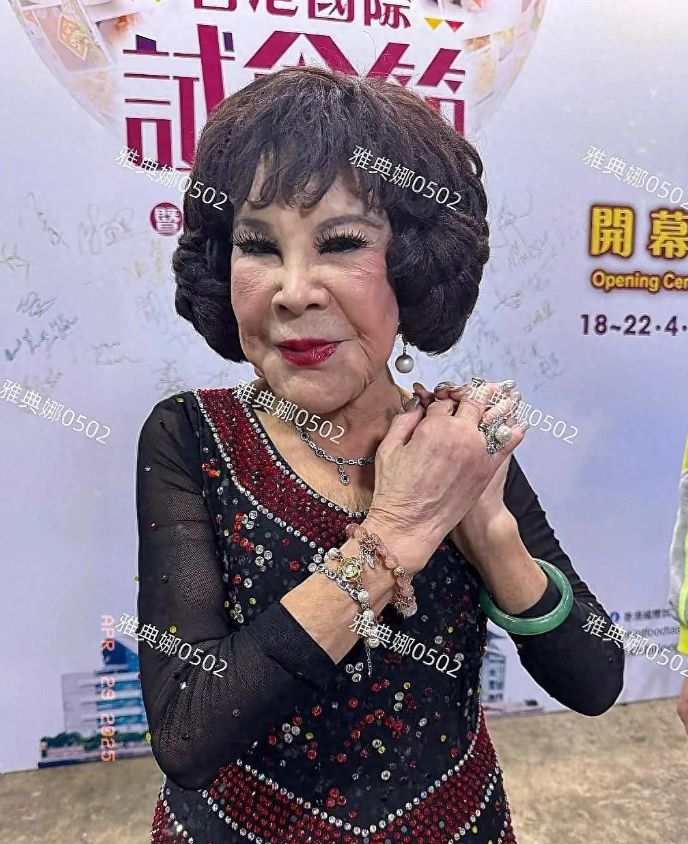 老牌明星黄夏慧公开力挺香港顶流姜涛说他又乖人又帅希望跟他合作
