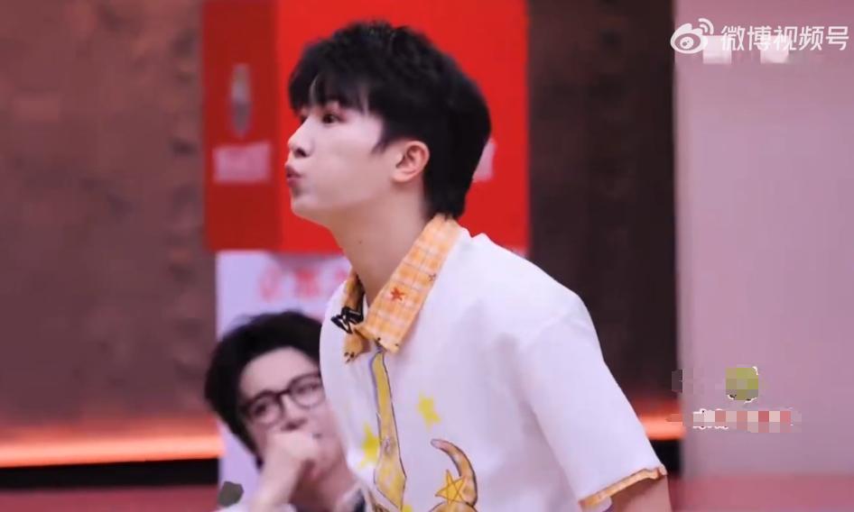 周深在《音乐缘计划》玩游戏太有梗啦！开局抽到卧底牌，为了不暴露，直接编出用鸡毛练
