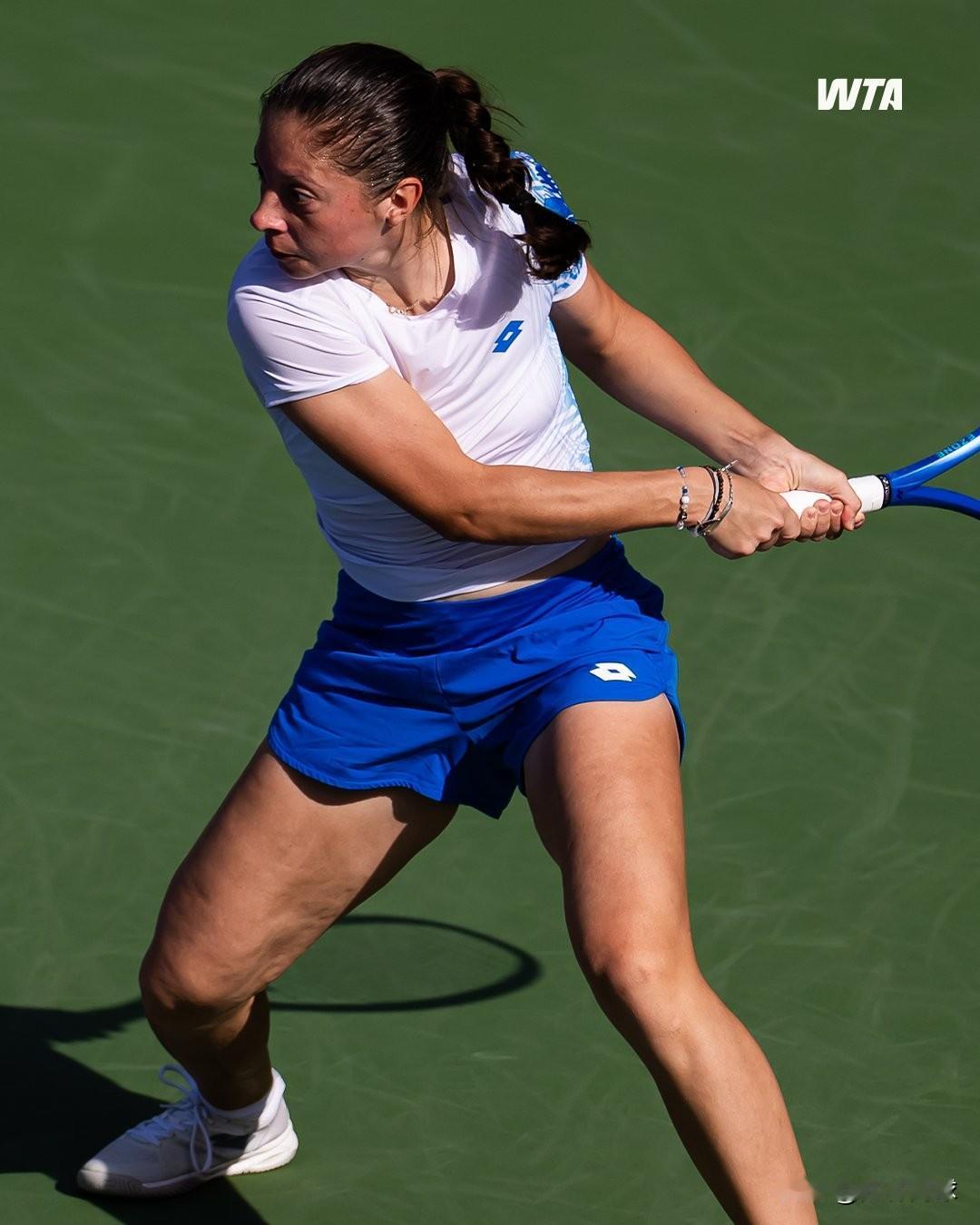 爆冷头号种子莱巴金娜7-5/4-6/0-1鲁季奇之后退赛，无缘迪拜八强。鲁季