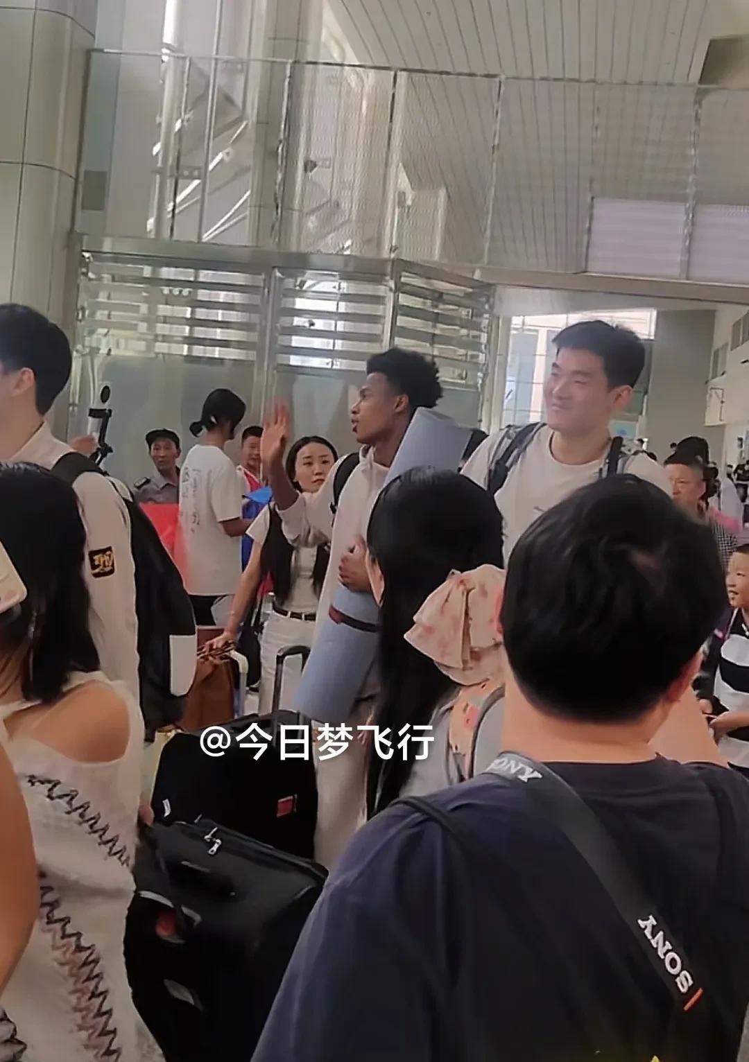 广东队今天中午顺利抵达库尔勒！结束了可克达拉站的夏联比赛，广东队今天早上已经离