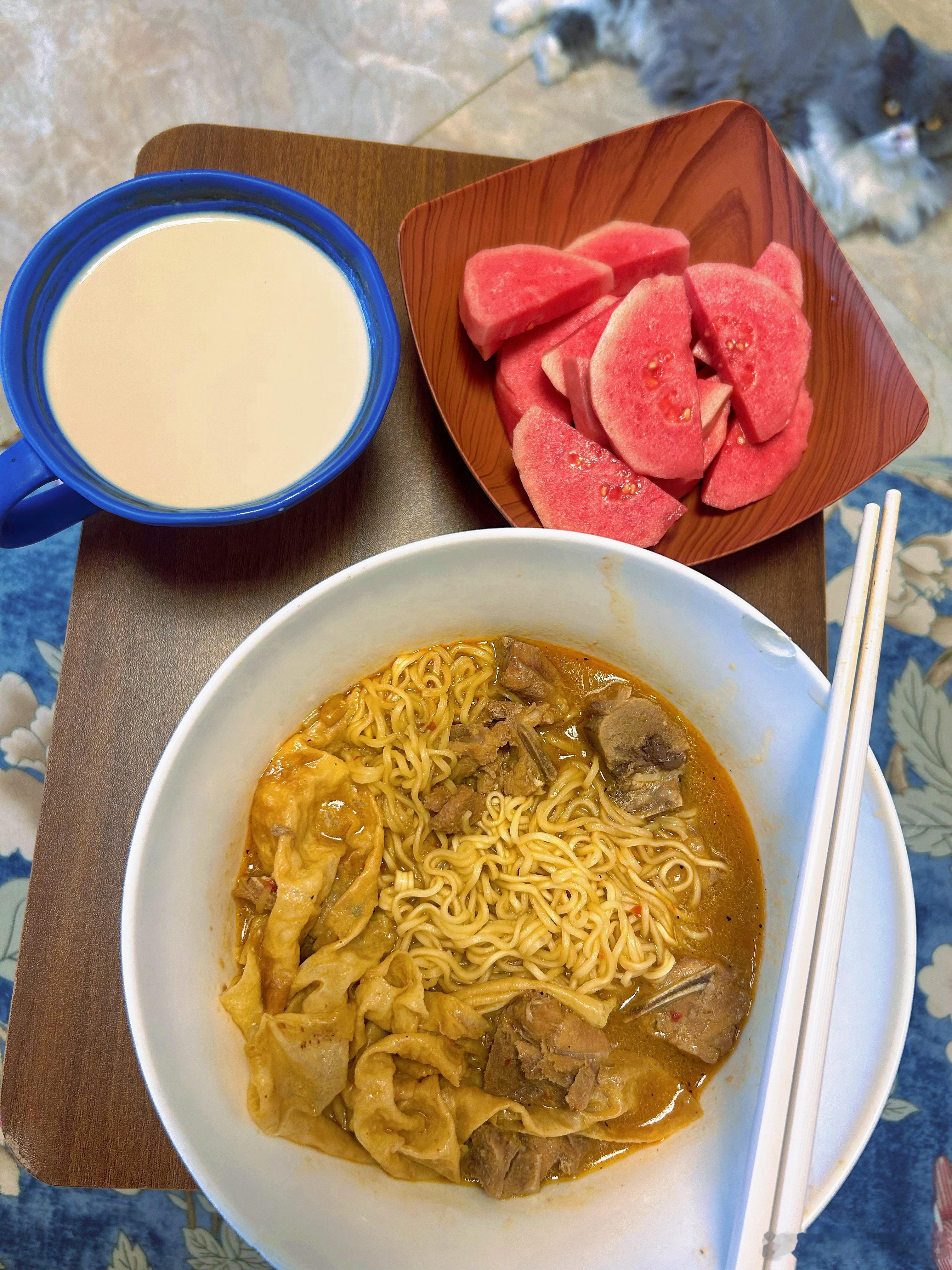 今天中午做了个糟粕醋排骨面太好吃了，红心番石榴也太好吃了，很能吃可是最近又瘦了