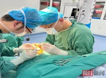 “这名医生火了！”12月2日，湖北鄂州，一医生给患者做手术时，胸口突然传来剧痛，