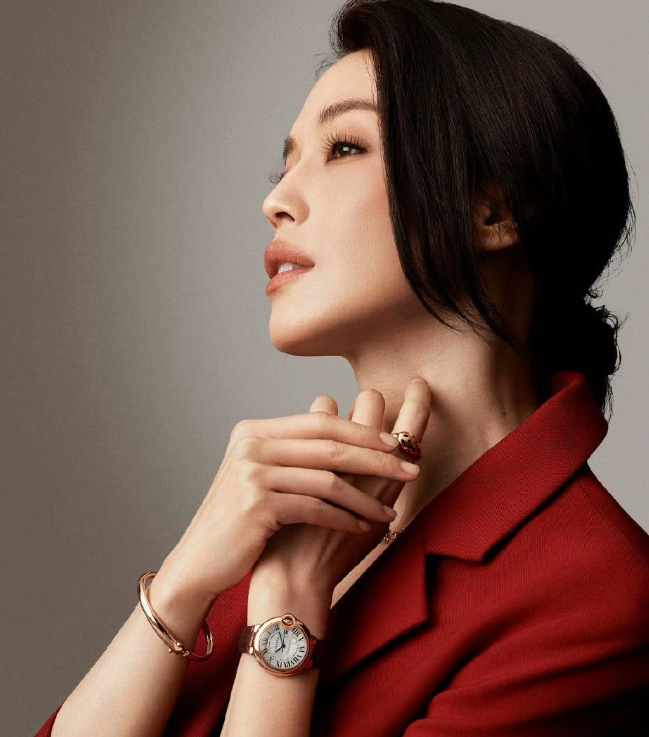 娱乐圈里乱糟糟的没想到的是舒淇冲上热搜并高调官宣了一个大好消息，她拿下卡地亚全