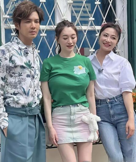 李小冉的状态真的是顶尖，这个年龄气血很足的样子！
