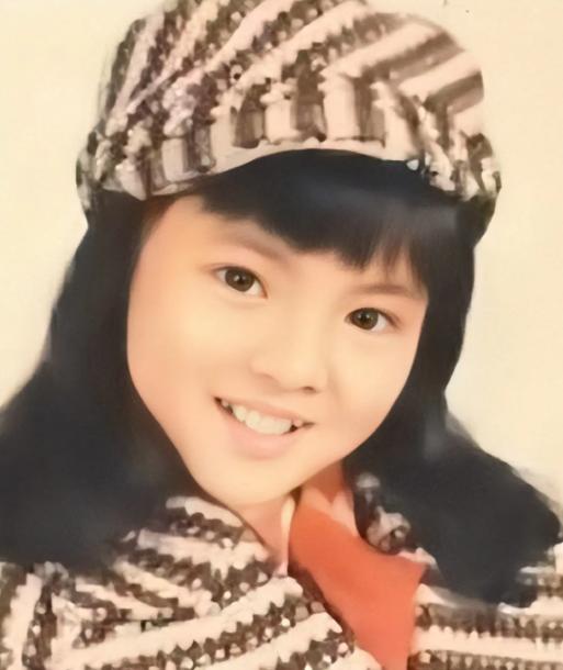 1975年，年仅十三岁的清秀少女，被亲奶奶带去私人诊所注射“抑制生长针”。回家
