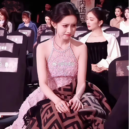 这一摔，没让孟子义赔钱，却让品牌方赚翻了。品牌Rahul第一时间发声明：意外不