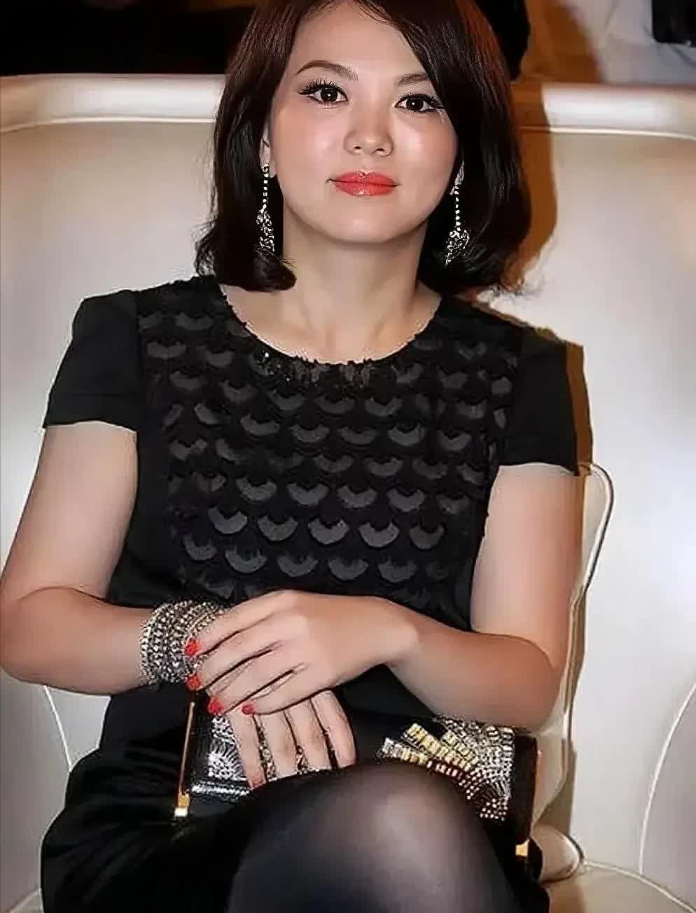 你们就不好奇李湘哪来的那么多钱吗？我查了一下，不查不知道！90年代她是
