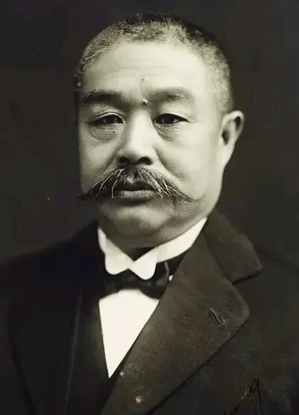 1923年，61岁的曹锟硬娶了19岁少女刘凤威，面对这个能当爷爷的老男人，刘凤威