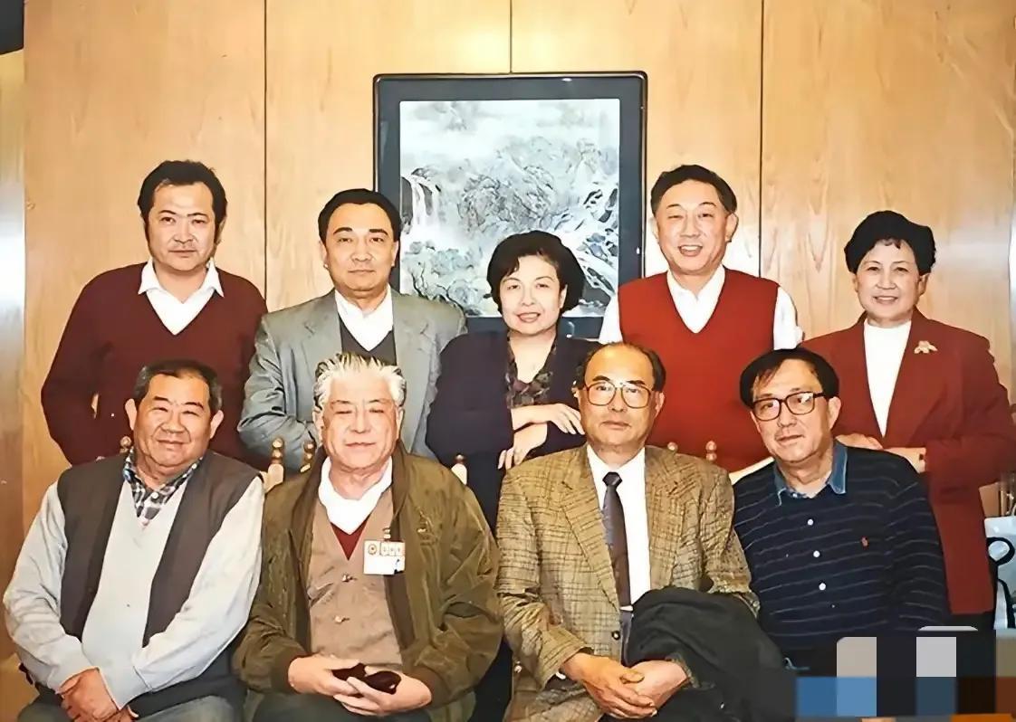 这张老照片中，我只认出了林连昆，李默然，鲍国安，谢晋，陶玉玲，大家看看那位西装革