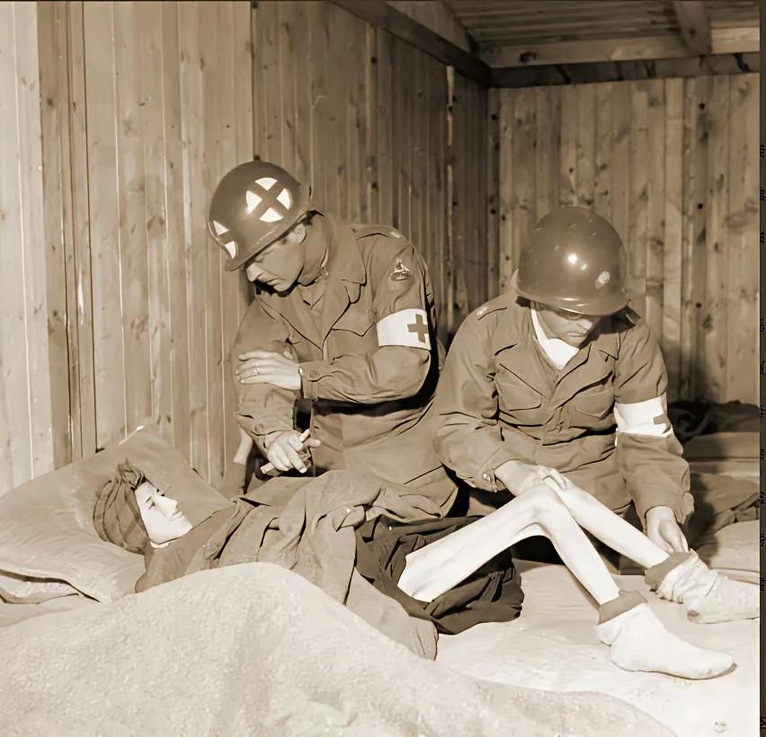 1945年，德国佩尼格战地医院，两位美军头戴钢盔的军医，在细心护理一位刚从集中营