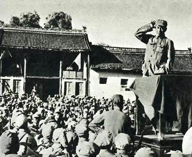 1949年7月，解放军进攻马家军骑兵14旅防守的固关，军长贺炳炎下令：“把大炮全