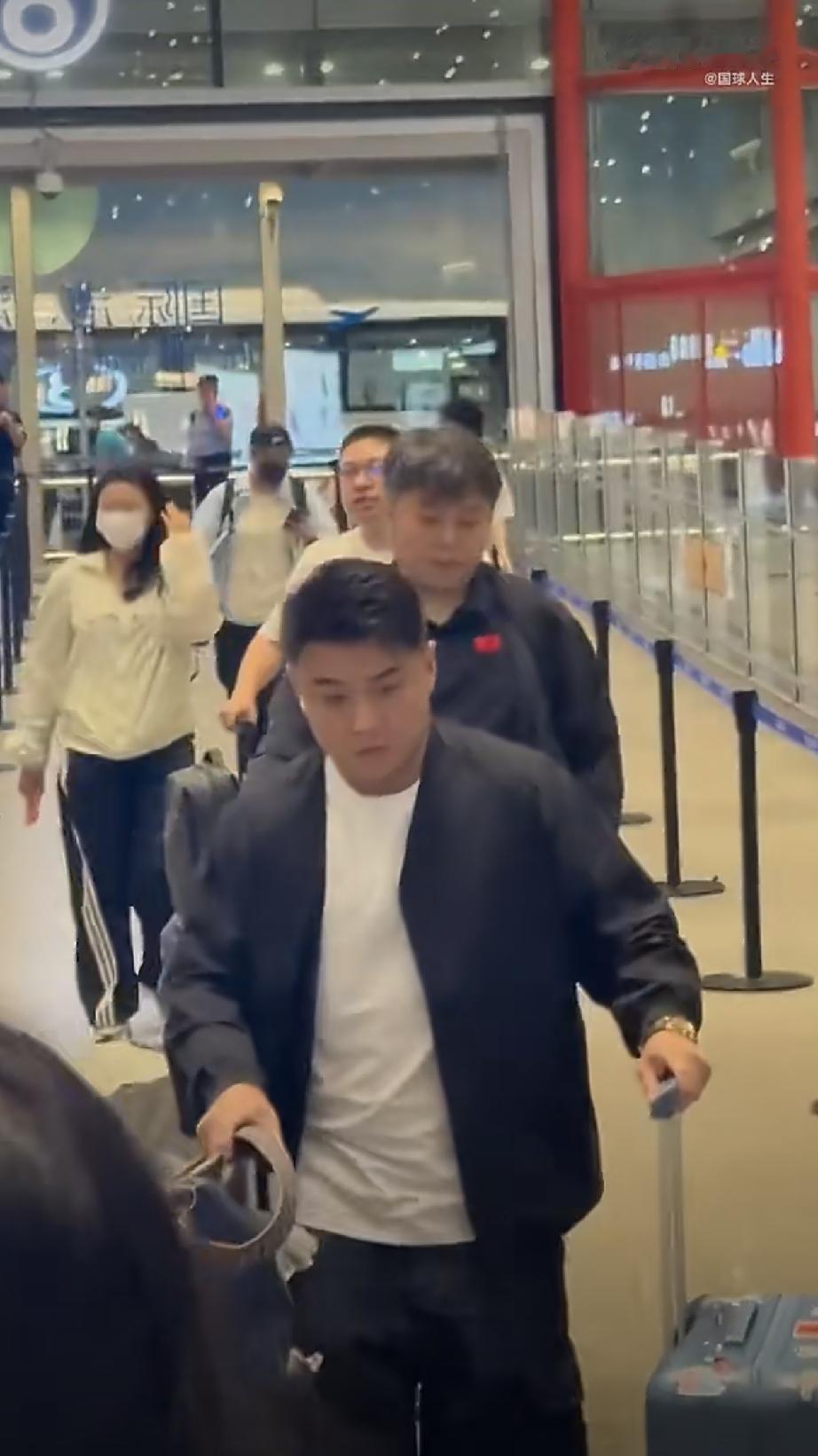 留守北京的国乒🇨🇳主力从北京出发美国洛杉矶！今天下午六点左右，王楚钦、孙颖