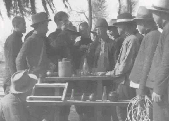 1942年，地下党员赵兴兰被捕。一个伪军给他送饭时，突然敲了敲碗底，还说要救他出