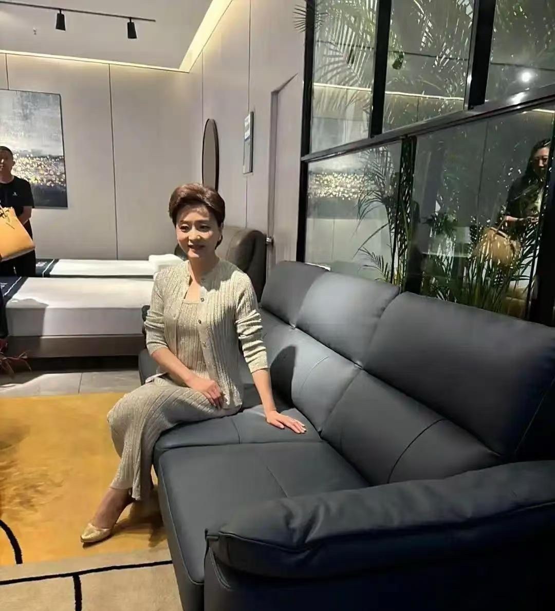 57岁的杨澜在重庆商场挑家具，那穿着打扮，老贵气了。一头短发，又美又飒，身材更是
