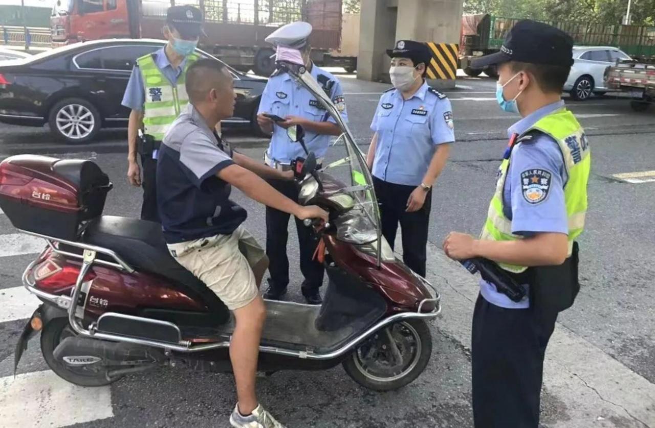 2025年7月1日起，60岁以上老人骑行电动车有了新规范。不同类型电动车对应不同
