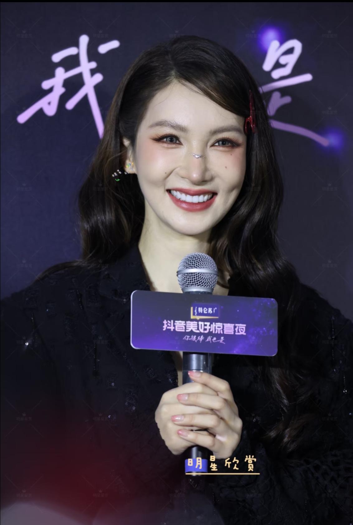 2026年，这娱乐圈确实是不太平了。张雨绮刚刚塌完房，这会儿金晨又出事了。