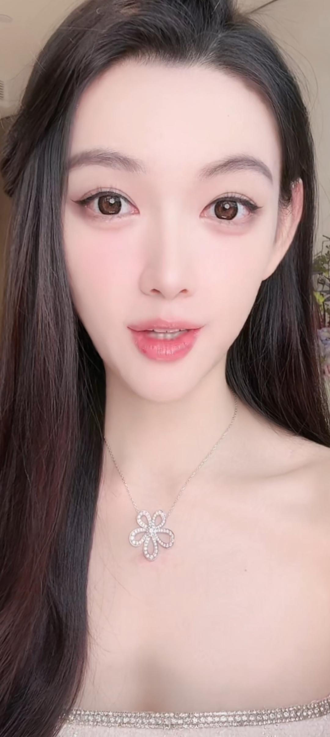 这位小姐姐的妆容好精致哦！