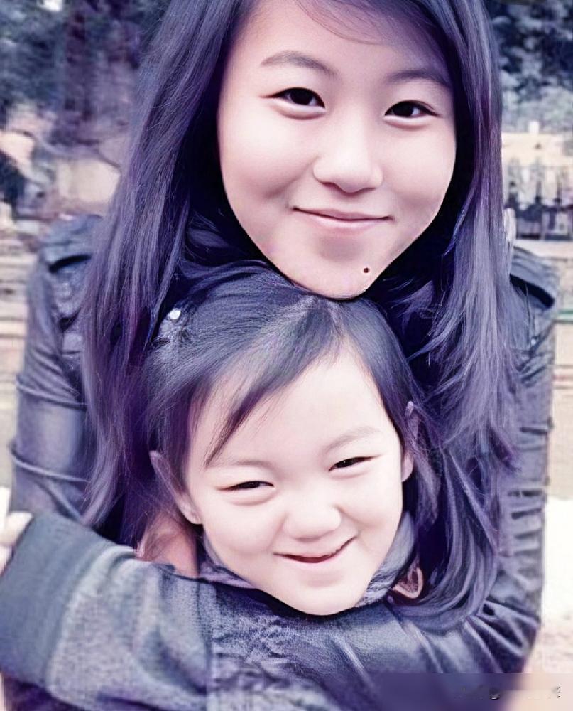 窦靖童，两个妹妹的“专属摄影师”。北京机场，她推着李嫣的行李箱。妹妹转头说话